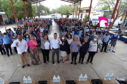  Agradecen padres de familia a Gattás cuidar salud de sus hijos.