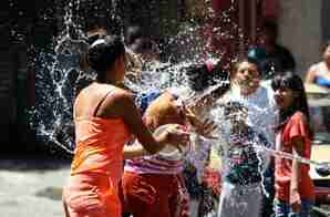  Cuidemos el agua:¿Por qué existe la tradición de mojarse el Sábado de Gloria?