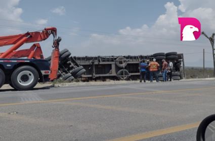  Vuelca tractocamión en la entrada a Tula