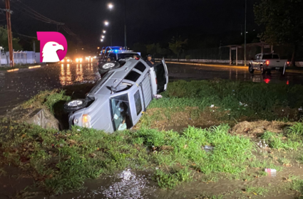  Cae a dren pluvial y se salva de milagro