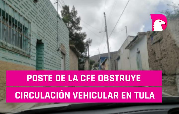  Poste de CFE obstruye circulación vehicular en Tula