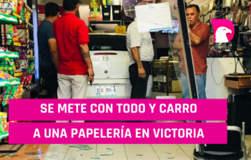  Se mete con todo y carro a papelería en Victoria