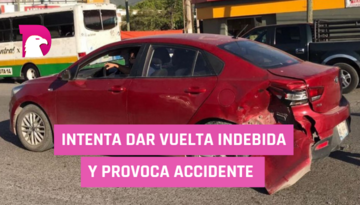  Intenta dar vuelta indebida y provoca accidente