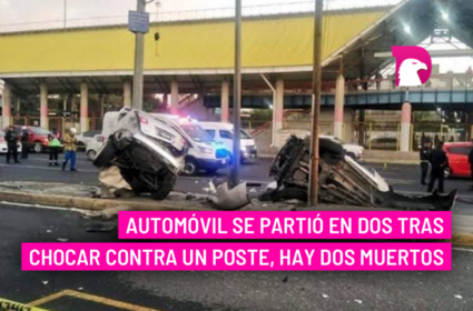  Automóvil se partió en dos tras chocar contra un poste, hay dos muertos