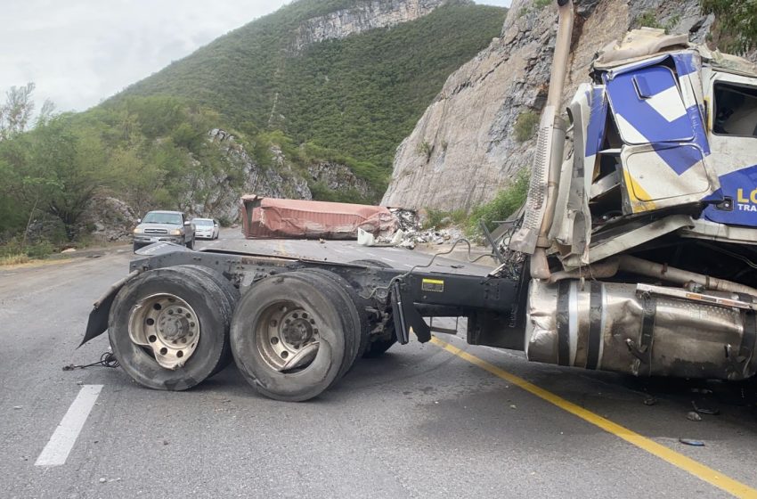  Aparatoso accidente cierra la carretera Rumbo Nuevo