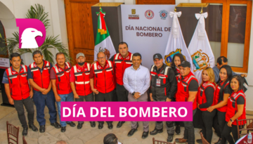  Reconocen a bomberos en su día