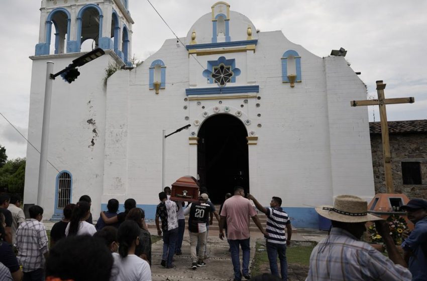  Tensa calma tras masacre a 20 personas en Totolapan, Guerrero