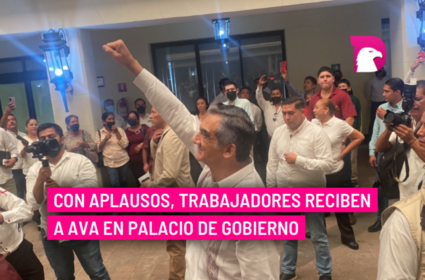  Con aplausos, trabajadores reciben a AVA en Palacio de Gobierno