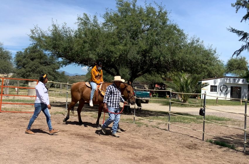  Estudiantes reciben taller en centro de equinoterapia Tula