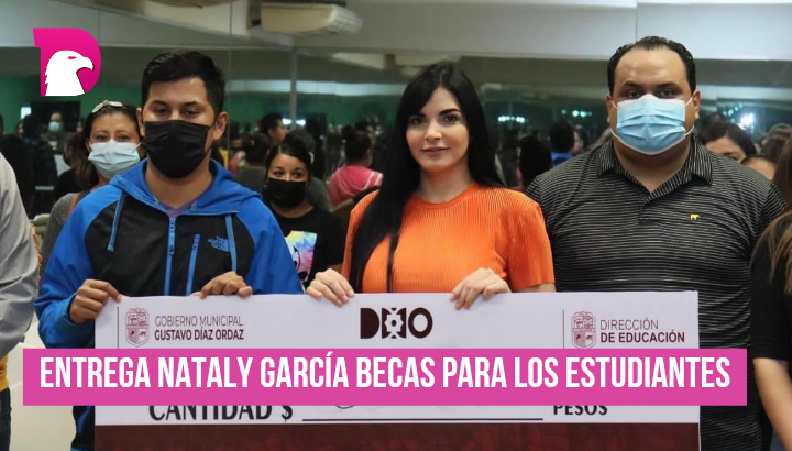  Entrega Nataly García Díaz becas “Iniciando la Esperanza” y “Compromiso Joven”