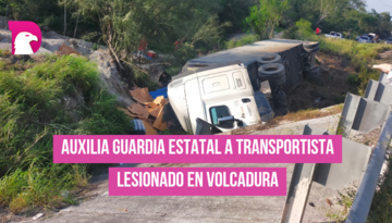  Auxilia Guardia Estatal a transportista lesionado en volcadura