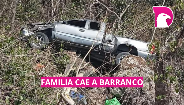  Familia cae a barranco.