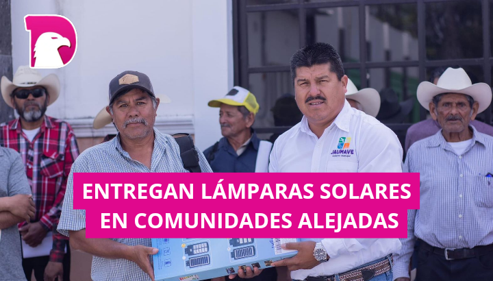 Alcalde de Jaumave entrega lámparas solares en el ejido Alberto Carrera Torres