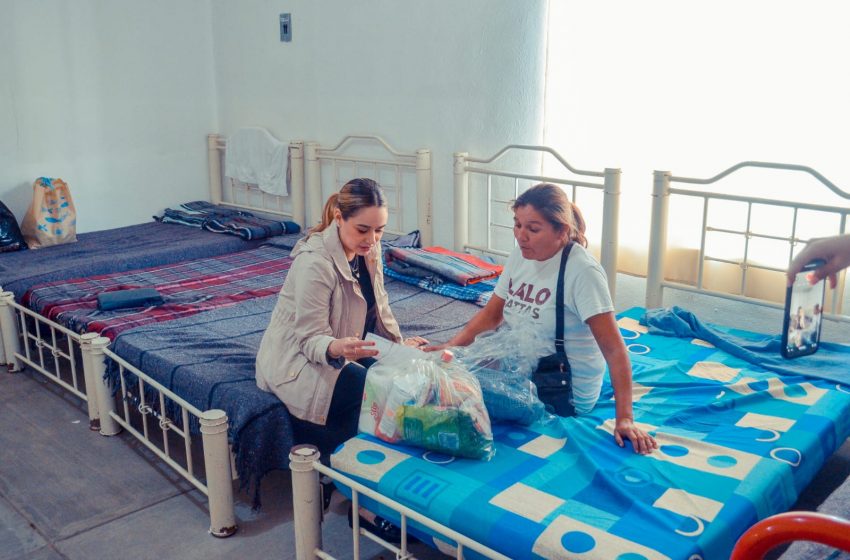  Visita Lucy de Gattás a familias refugiadas en el albergue del CEDIF 1.