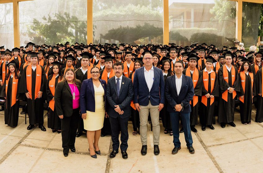  Egresan 310 estudiantes del bachillerato de la UAT en Ciudad Mante