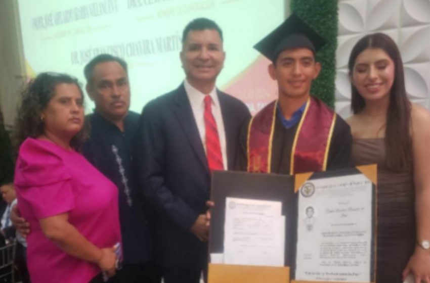  Emotiva graduación de la UNT en Ciudad Victoria