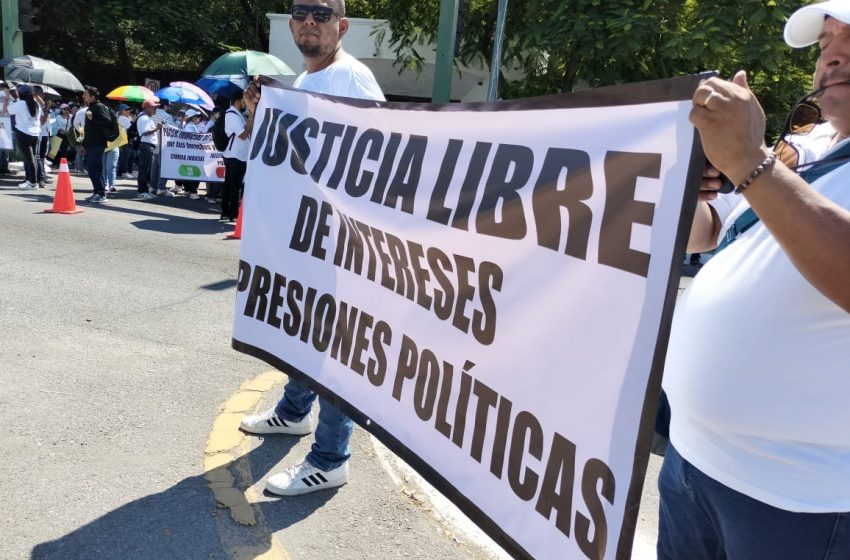  Trabajadores del Poder Judicial secuestran Casa de Gobierno