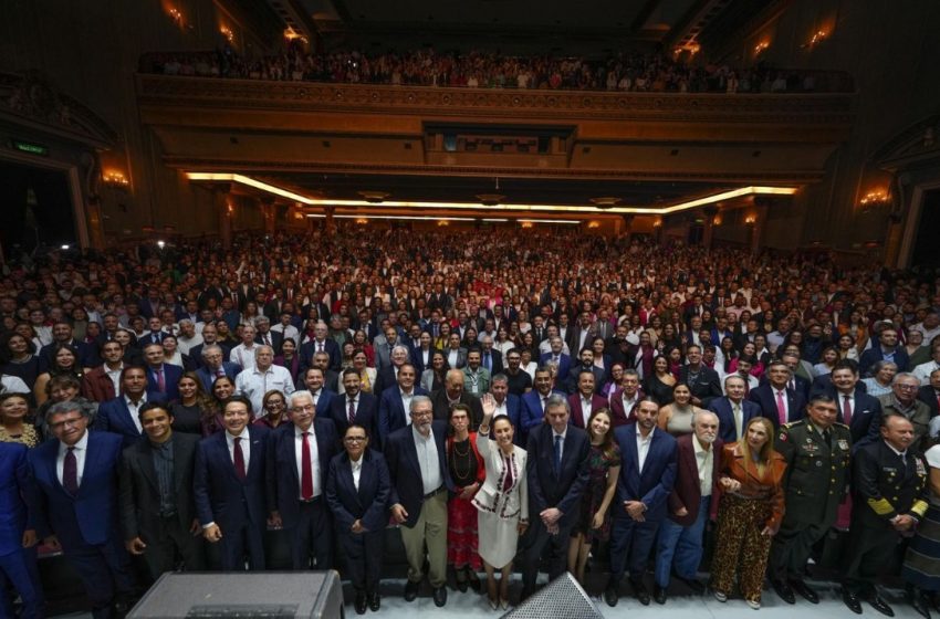  Celebra Américo Villarreal con Claudia Sheinbaum entrega de constancia como presidenta