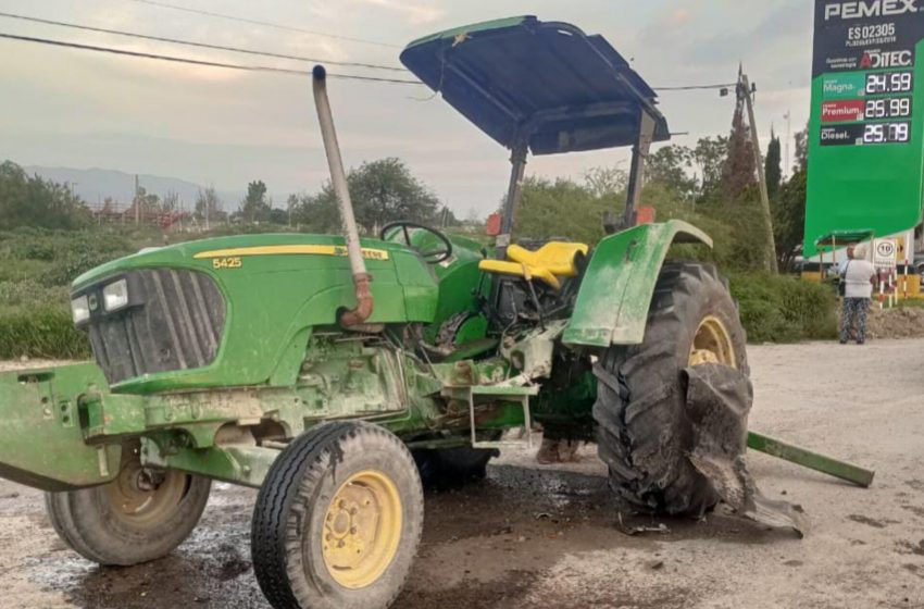  Chocan Tractor y SUV en la salida a San Luis Potosí