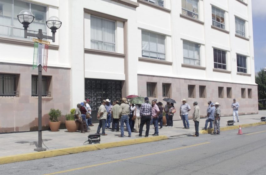  Productores vuelven a secuestrar Palacio de Gobierno; exigen dinero