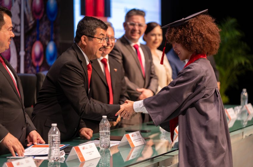  El rector Dámaso Anaya preside la graduación de 161 egresados de la UAT