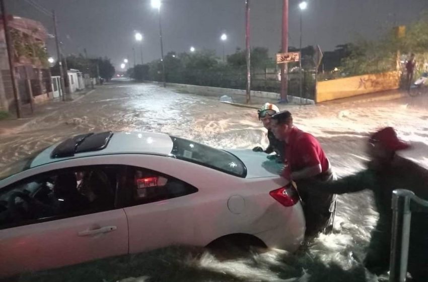  Victoria: Tormenta deja 15 autos varados y personas en riesgo de morir ahogadas