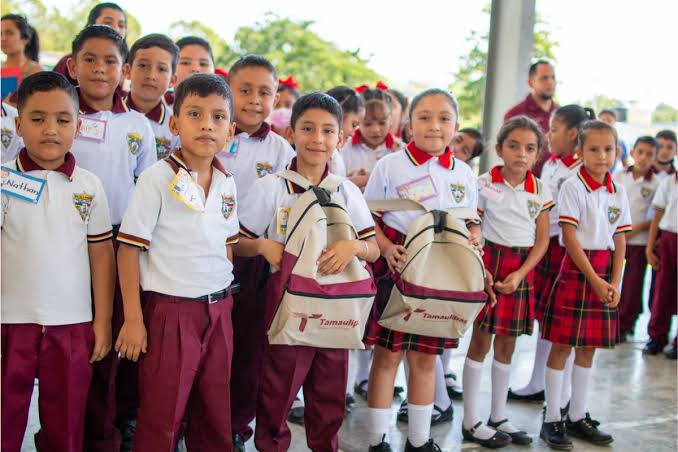  Denuncian venta de uniformes escolares gratuitos en Tula