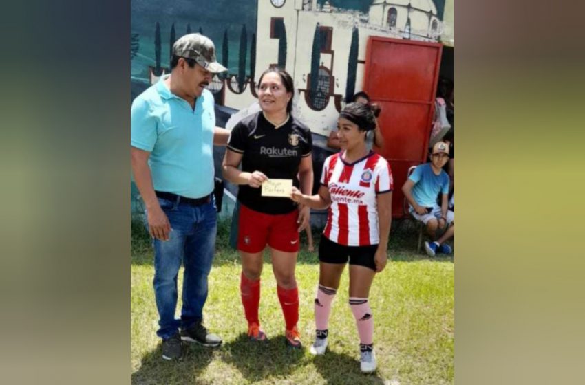  Reciben premio las campeonas de futbol femenil de parte del alcalde de Jaumave