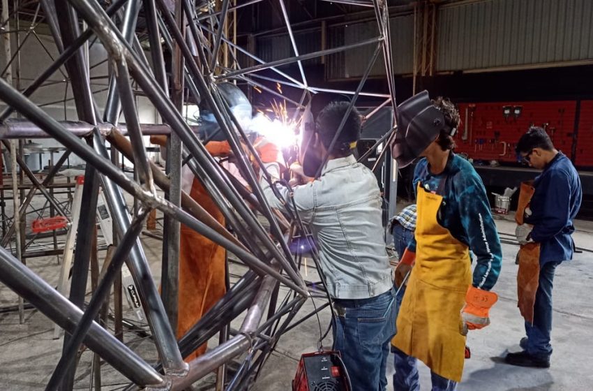  Estudiantes del ITACE construyen mega escultura de la Virgen de El Chorrito