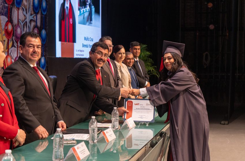  El rector Dámaso Anaya preside la graduación de 161 egresados de la UAT