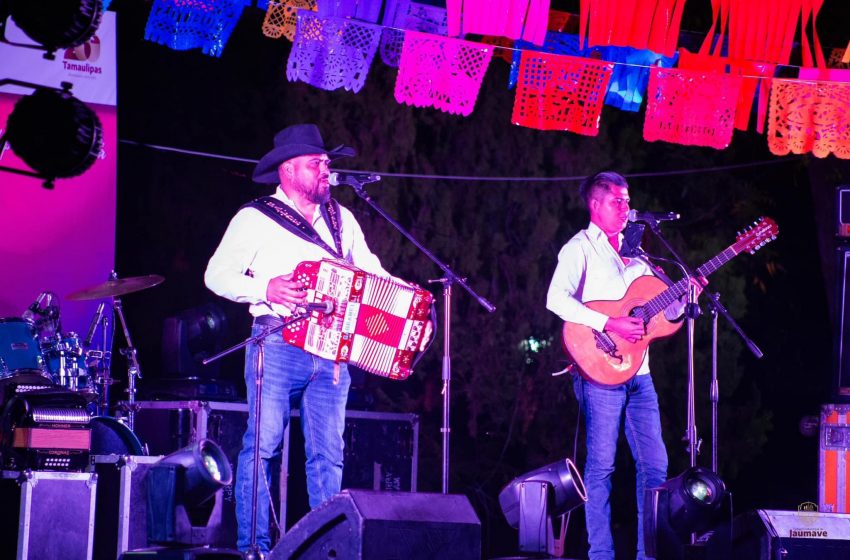  El grupo musical Quadra motivó a bailar al alcalde y esposa