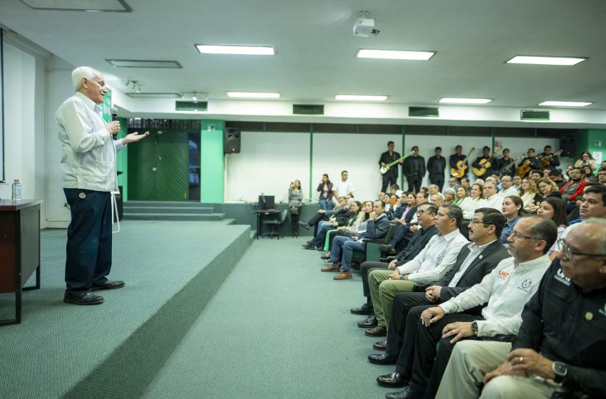  Decano de la UAT, Luis Navarro Roso, se despide de la cátedra con emotivo homenaje