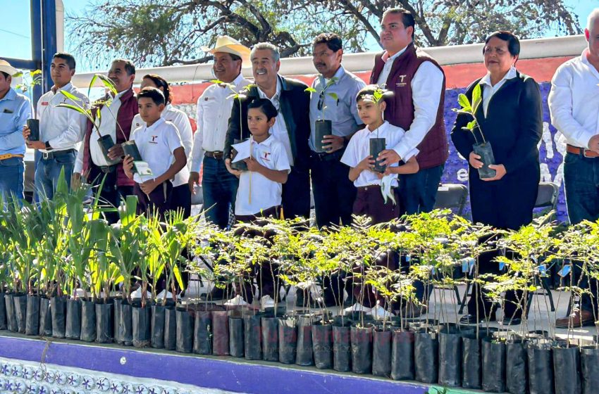  Alcalde de Tula entregó 600 árboles a escuelas