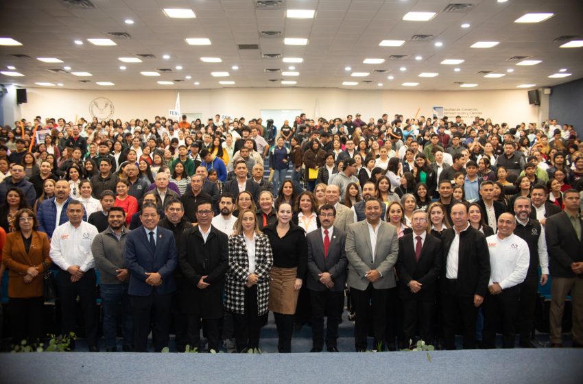  Entrega rector apoyos a estudiantes de la UAT en Nuevo Laredo