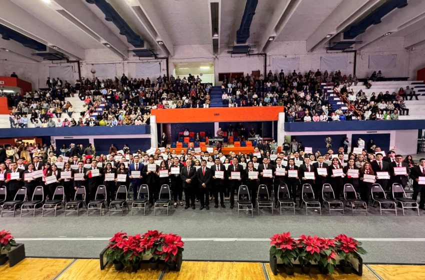  Dámaso Anaya preside graduación de egresados de ingeniería de la UAT en Tampico