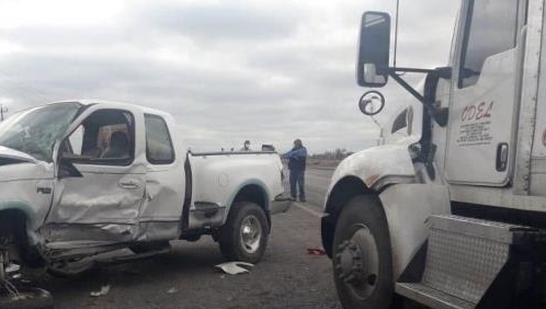  Tráiler Arrastra Camioneta en la entrada a Tula por SLP