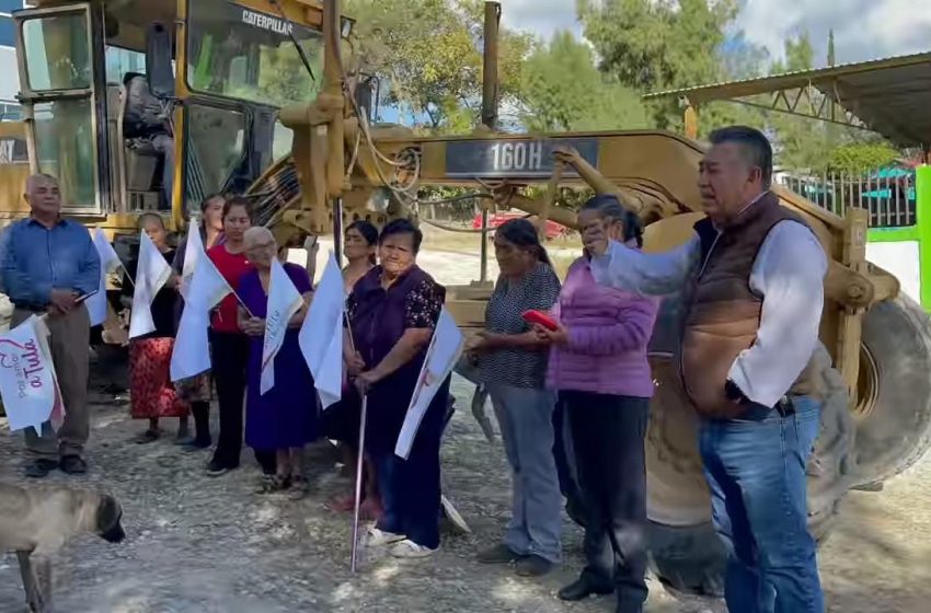  Da René Lara banderazo de inicio de obras de rehabilitación de caminos rurales