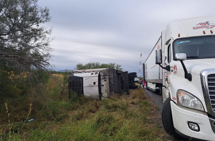  Guardia Estatal atiende volcadura de tractocamión en San Fernando