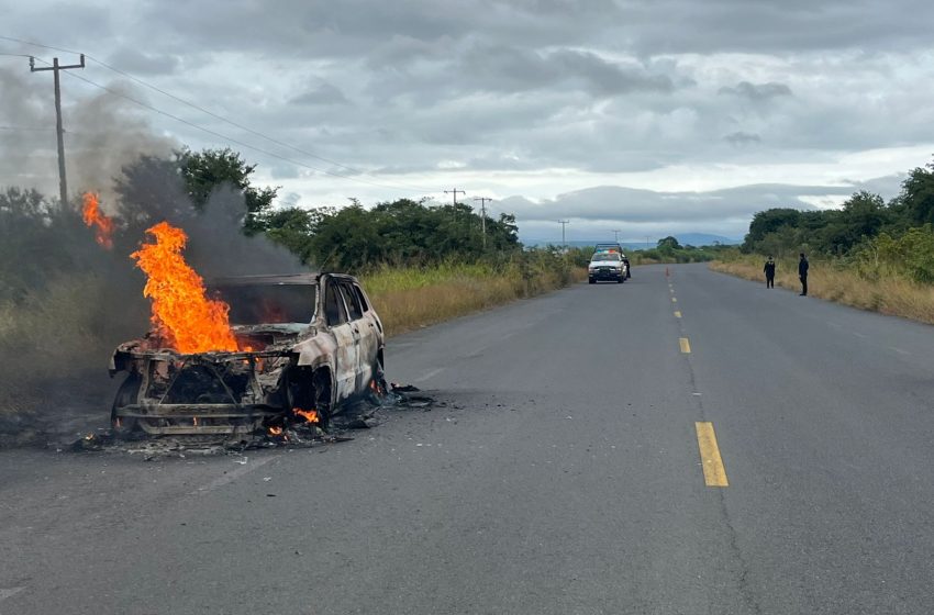  Pierde su vehículo en incendio; bache provoca falla mecánica