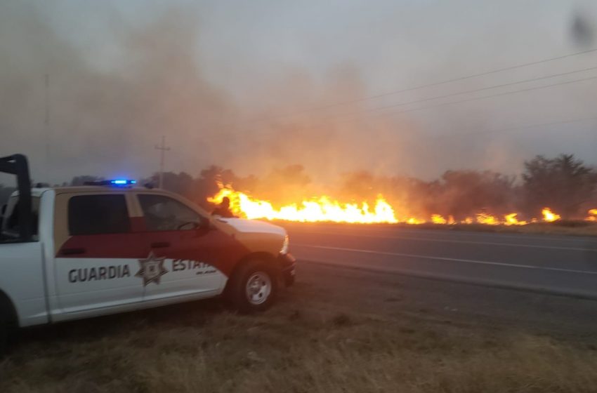  Se ‘incendia’ carretera en Güémez