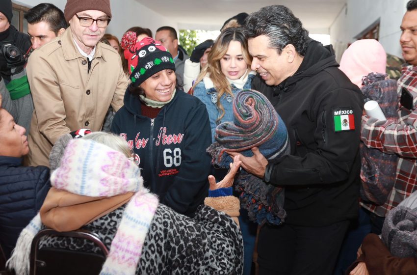  Brindan Lalo y Lucy asistencia a familias por frío.