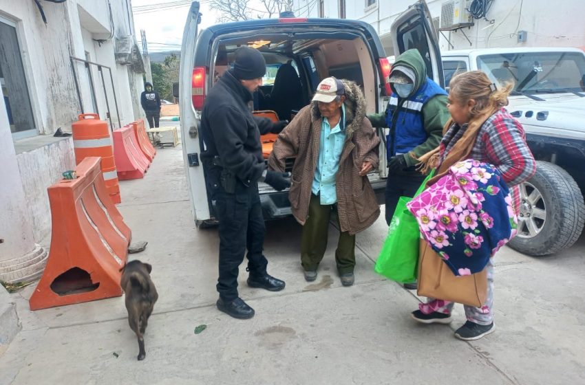  Guardia Estatal traslada a menor y adultos mayores al albergue en Llera