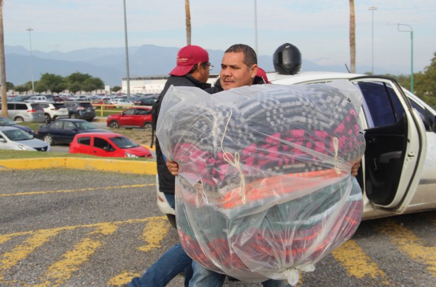  Regalan 1,100 cobijas en  municipios rurales