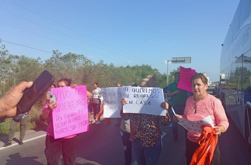  Manifestantes bloquean carretera en Padilla