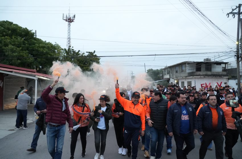  Encabeza rector caravana naranja en apoyo al Correcaminos