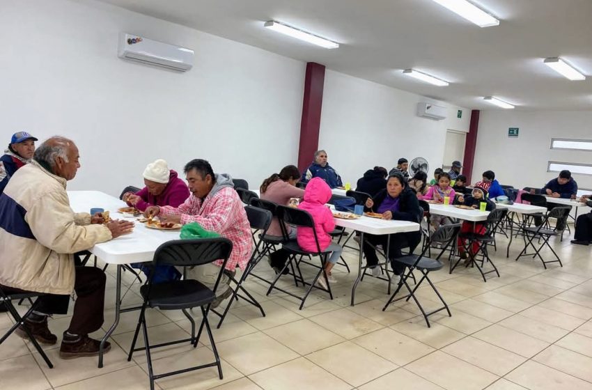  Entregan cobijas y comida a 700 familias por frío