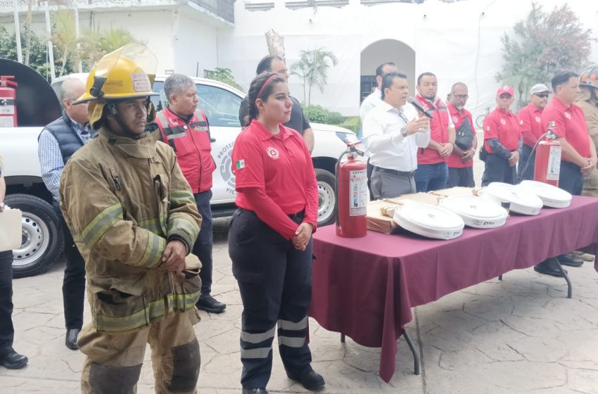  Gattás entrega equipo a Bomberos de Victoria