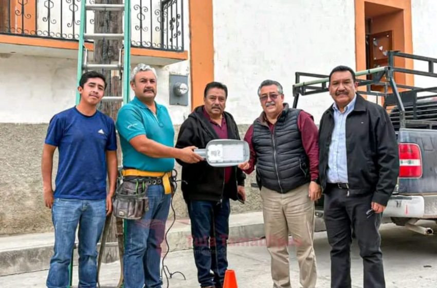  René Lara entrega equipos para renovación de luminarias en Tula