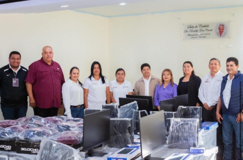  Alcalde de Jaumave entrega uniformes, equipo de cómputo y de oficina a personal de transito