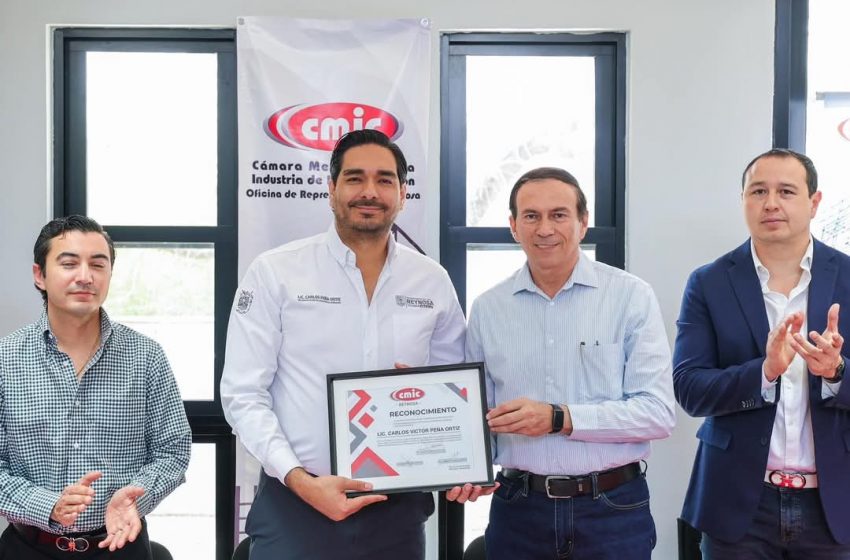  Confían constructores en Carlos Peña; donan 1.5 mdp